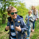 foto niños en ruta de senderismo