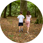 niños en el bosque