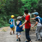 foto niños jugando en el campo
